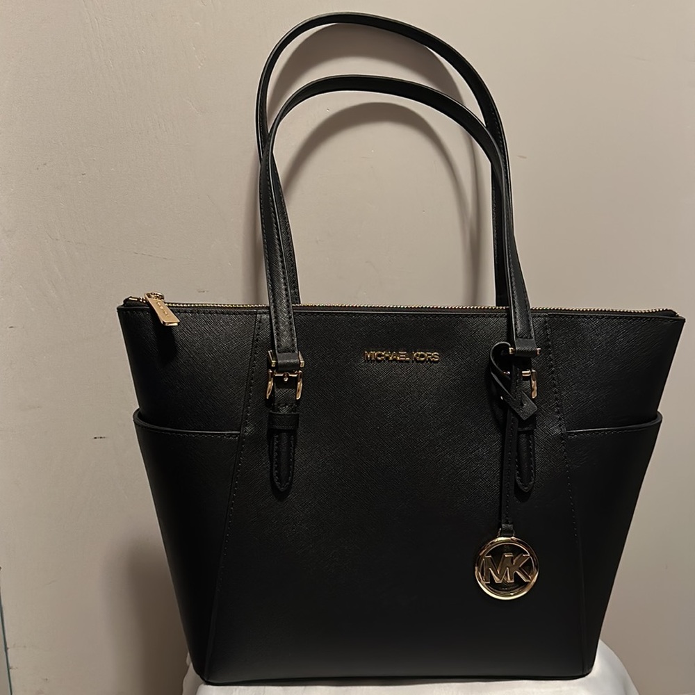 Michael Kors purse. Just used 3 times. - Picture 2 of 7
